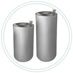 DELABIE kültéri ivókutak kifejezetten óvodás és iskolás gyermekek számára tervezve, az optimális 600 mm és 800 mm magasságban DELABIE kültéri ivókutak kifejezetten óvodás és iskolás gyermekek számára tervezve, az optimális 600 mm és 800 mm magasságban