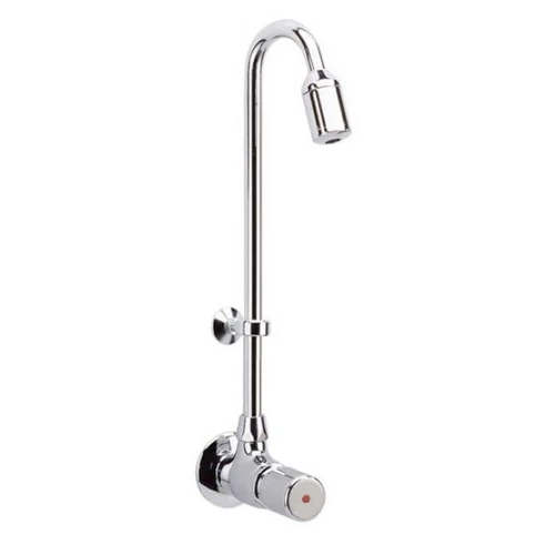 Falon kívül szerelt nyomógombos zuhanycsaptelep, fix felszálló csővel és állítható zuhanyfejjel, kevert vízhez, állítható (0-50 sec.) időztéssel