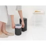 Kép 7/10 - A Brabantia NewIcon pedálos hulladékgyűjtő matt fekete színváltozata különleges megjelenést kölcsönöz bármely helyiségnek.