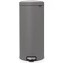 Kép 1/8 - Brabantia NewIcon pedálos hulladékgyűjtő szagmentesen záródó Soft-Close fedél, műanyag tartály, 30L - G méret, acél, betonszürke ásványi textúra - 119187