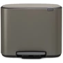 Kép 1/10 - Brabantia Bo Pedal Bin pedálos hulladékgyűjtő szagmentesen záródó Soft-Close fedél, műanyag tartály, 36L - R méret, acél, platinaszürke - 121449