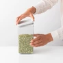 Kép 3/11 - Brabantia tárolóedény 1,6L, egymásra rakható, légmentes záródás, szögletes, világosszürke, átlátszó műanyag tartály - 122484
