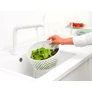 Kép 5/14 - Mossa meg a salátát, zöldségeket vagy más hozzávalókat. Tegye bele a szűrőkosárba, amely a tál belsejében található.