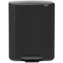 Kép 1/10 - Brabantia Bo Pedal Bin pedálos hulladékgyűjtő szagmentesen záródó Soft-Close fedél, műanyag tartály, 60L - M méret, acél, matt fekete - 211362