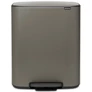 Kép 1/12 - Brabantia Bo Pedal Bin pedálos hulladékgyűjtő szagmentesen záródó Soft-Close fedél, műanyag tartály, 60L - M méret, acél, platinaszürke - 211409