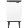 Kép 1/12 - Brabantia Bo Waste Bin Hi hulladékgyűjtő felnyitható, Soft-Close fedéllel, magasított, lábakon álló, műanyag tartály, 4L - A méret, acél, fehér - 227042