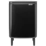 Kép 1/12 - Brabantia Bo Waste Bin Hi hulladékgyűjtő felnyitható, Soft-Close fedéllel, magasított, lábakon álló, műanyag tartály, 12L - C méret, acél, matt fekete - 227226