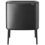 Kép 1/12 - Brabantia Bo Touch Bin nyomófedeles hulladékgyűjtő, magasított, lábakon álló, műanyag tartály, 36L - R méret, acél, magabiztos szürke - 233562
