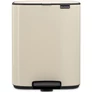 Kép 1/16 - Brabantia Bo Pedal Bin pedálos hulladékgyűjtő szagmentesen záródó Soft-Close fedél, karcsú, négyzetes forma, műanyag tartály, 12L - C méret, acél, vlágos bézs - 238024