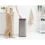 Kép 7/16 - Egyszerűen gyakoroljon egy lágy, könnyed nyomást a fedélre, és a Bo Touch Bin azonnal, elegánsan felnyílik a puha tapintású nyitórendszernek köszönhetően.