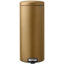 Kép 1/20 - Brabantia NewIcon pedálos hulladékgyűjtő szagmentesen záródó Soft-Close fedél, műanyag tartály, 30L - G méret, acél, meleg tónusú sárgaréz - 238581