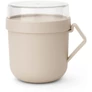 Kép 1/9 - Brabantia Make &amp; Take Soup Mug leveses bögre, 600 ml, hőálló fogantyú, beépített gőzkieresztő szelep, felső tárolórekesz, szivárgás- és légmentes záródás, BPA mentes műanyag, világos bézs - 241468