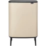 Kép 1/15 - Brabantia Bo Touch Bin Hi hulladékgyűjtő Soft-Close fedéllel, magasított, lábakon álló, műanyag tartály, XXL, 60L - M méret, acél, világos bézs - 247941