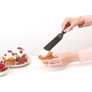 Kép 2/3 - A Brabantia Profile Bake &amp; Mix cukrász spatula, tapadásmentes, hőálló, r.m. acél, selyem matt, fekete kivitelben tökéletes választás torták bevonásához, halak és más kényes alapanyagok megfordításához.