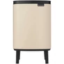 Kép 1/13 - Brabantia Bo Waste Bin Hi hulladékgyűjtő felnyitható, Soft-Close fedéllel, magasított, lábakon álló, műanyag tartály, 7L - B méret, acél, világos bézs - 251641