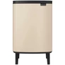 Kép 1/13 - Brabantia Bo Waste Bin Hi hulladékgyűjtő felnyitható, Soft-Close fedéllel, magasított, lábakon álló, műanyag tartály, 12L - C méret, acél, világos bézs - 251665