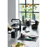 Kép 8/8 - A termék a Sink Side kollekció része, amely különböző mosogatási eszközöket tartalmaz, mint például ételhulladék-tároló, mosogatókefe, tisztítókendők, szárítók és mosogatószervezők, mindezt stílusosan és praktikusan.