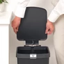 Kép 10/14 - Brabantia STEPUP hulladékgyűjtők pedálja besüllyed a szemetes testébe, így nincsenek a testből kiálló részek, ami igazán helytakarékos kialakítást nyújt