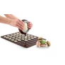 Kép 1/5 - Lékué Macaron Kit szilikon macaron készítő szett, 2db-os - sütőlap + ételdiszítő (decomax), 24db macaron sütéséhez, barna - 880384