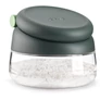 Kép 1/6 - Lékué Salt Cellar sótartó extra nagy nyílással, mérőkanállal, légmentesen záródó, felhajtható műanyag fedéllel, boroszilikát üveg tartály, szürke fedél - 883323