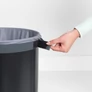 Kép 4/9 - Tépőzár rögzíti a szennyesgyűjtő zsákor a tartóra.