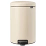 Kép 1/15 - Brabantia NewIcon pedálos hulladékgyűjtő szagmentesen záródó Soft-Close fedél, műanyag tartály, 20L - Y méret, acél, világos bézs - 149948