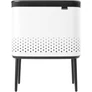 Kép 1/17 - Brabantia Bo Laundry Bin lábakon álló szennyestartó szellőző nyílásokkal, tépőzáras, mosható szennyesgyűjtő zsák, Bo forma, nagy méret 60L, acél, fehér - 200502