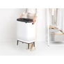 Kép 14/19 - Igény esetén helyezze át a Laundry Bin-t a két oldalon található fogantyúk segítségével.