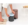 Kép 11/18 - A PerfectFit W méretű 5L szemeteszsák méretpontosan illeszkedik a tartályra és nem lóg ki a fedő alól.