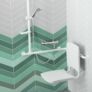 Kép 3/5 - Igény esetén a zuhanyülőke ráakasztható a zuhanykabin oldalán rögzített fali kapaszkodóra.