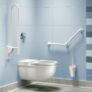 Kép 3/4 - Biztonságos, higiénikus akadálymentes WC mozgássérült, nylon bevonatú kapaszkodókkal.